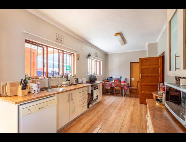 8 BEDROOM HOUSE FOR SALE IN PINELANDS